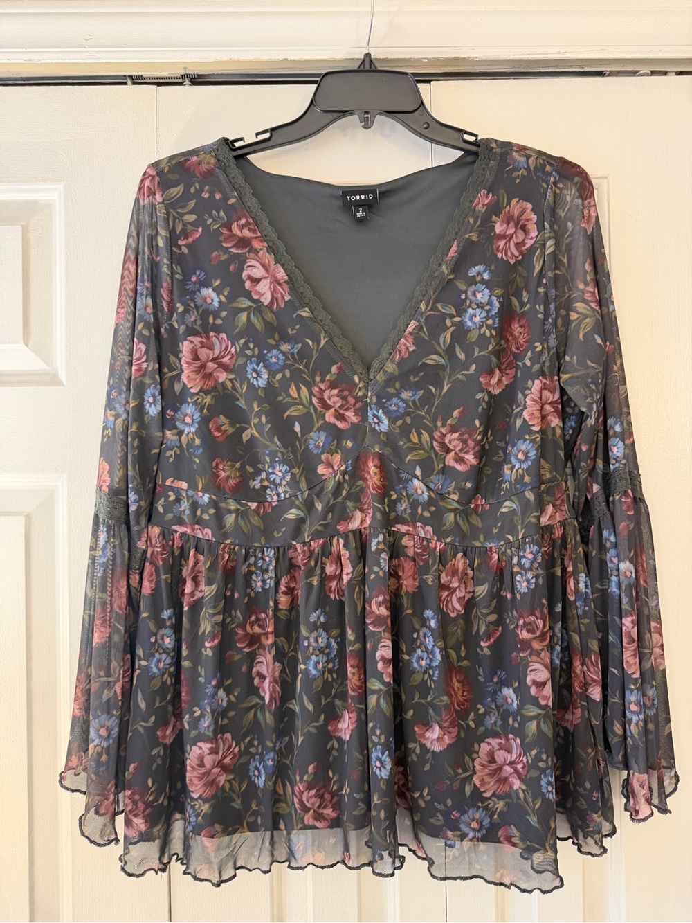 torrid (gorgeous)Dark Gray Floral V-Neck Peplum Tunic with Pink & Blue Flowers 2